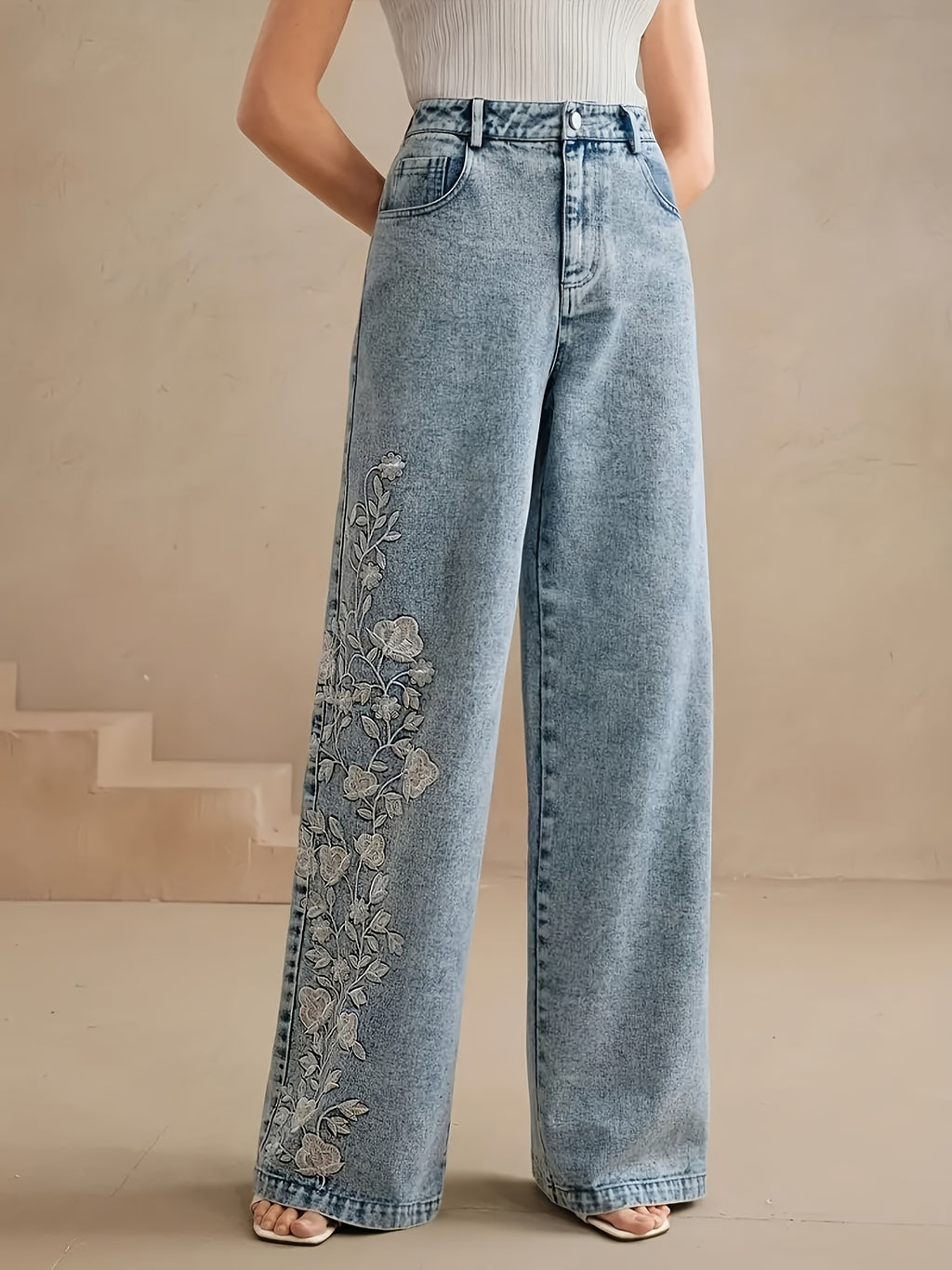 Jean large grande taille — Roses brodées sur une seule jambe