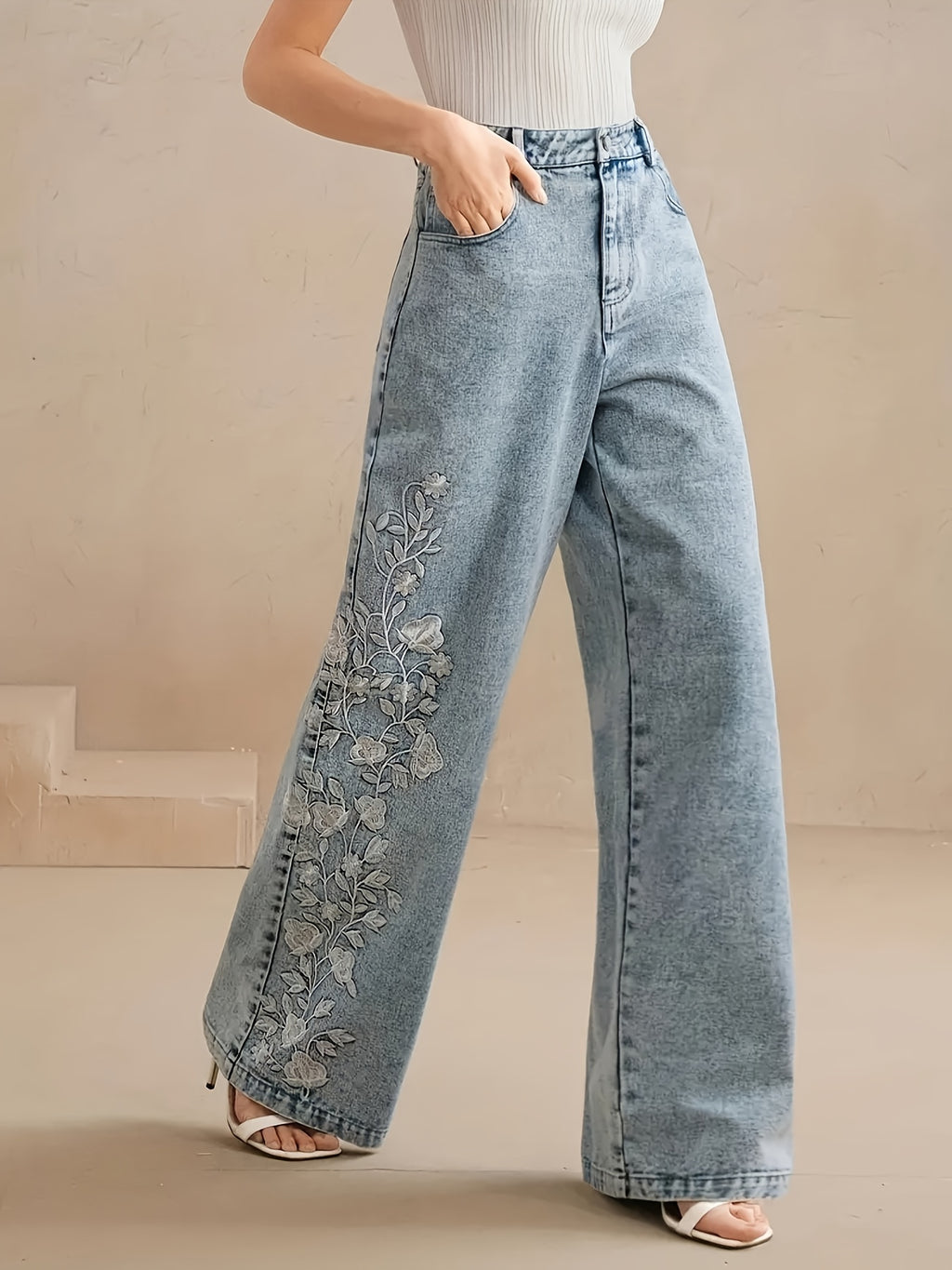Jean large grande taille — Roses brodées sur une seule jambe