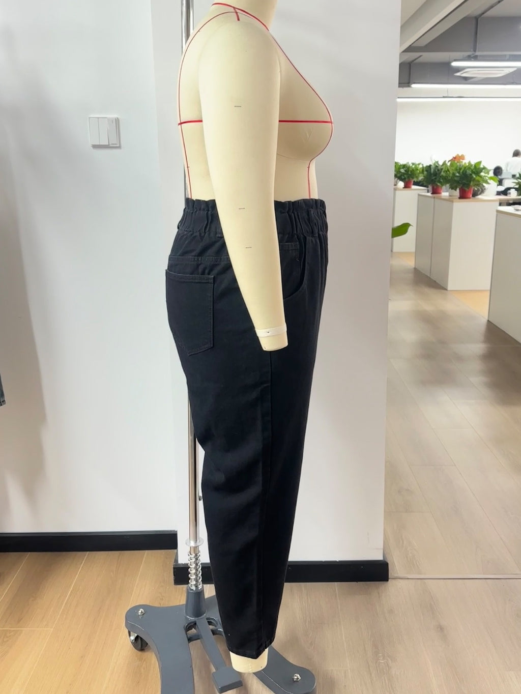 Jean mom grande taille — Volant de taille froncé, bleu moyen
