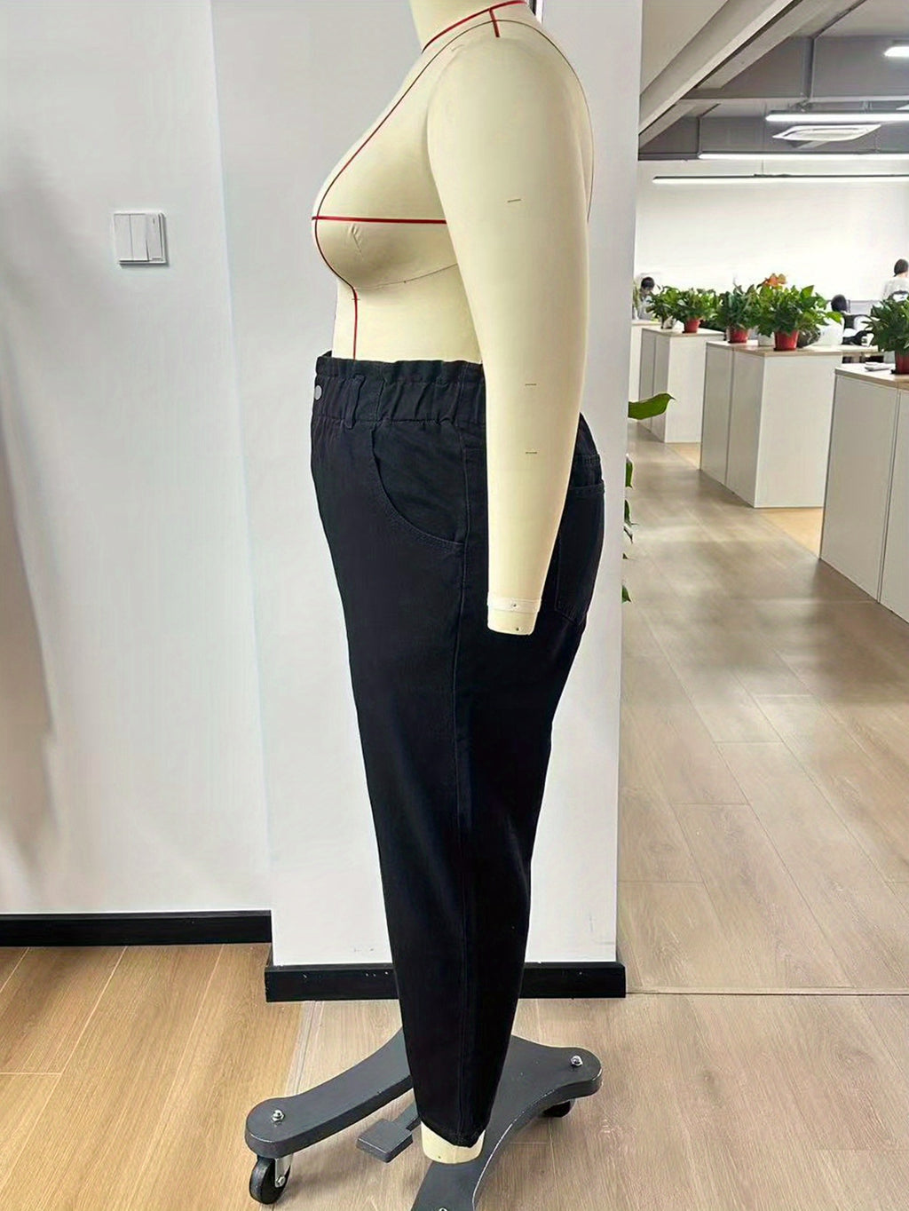 Jean mom grande taille — Volant de taille froncé, bleu moyen
