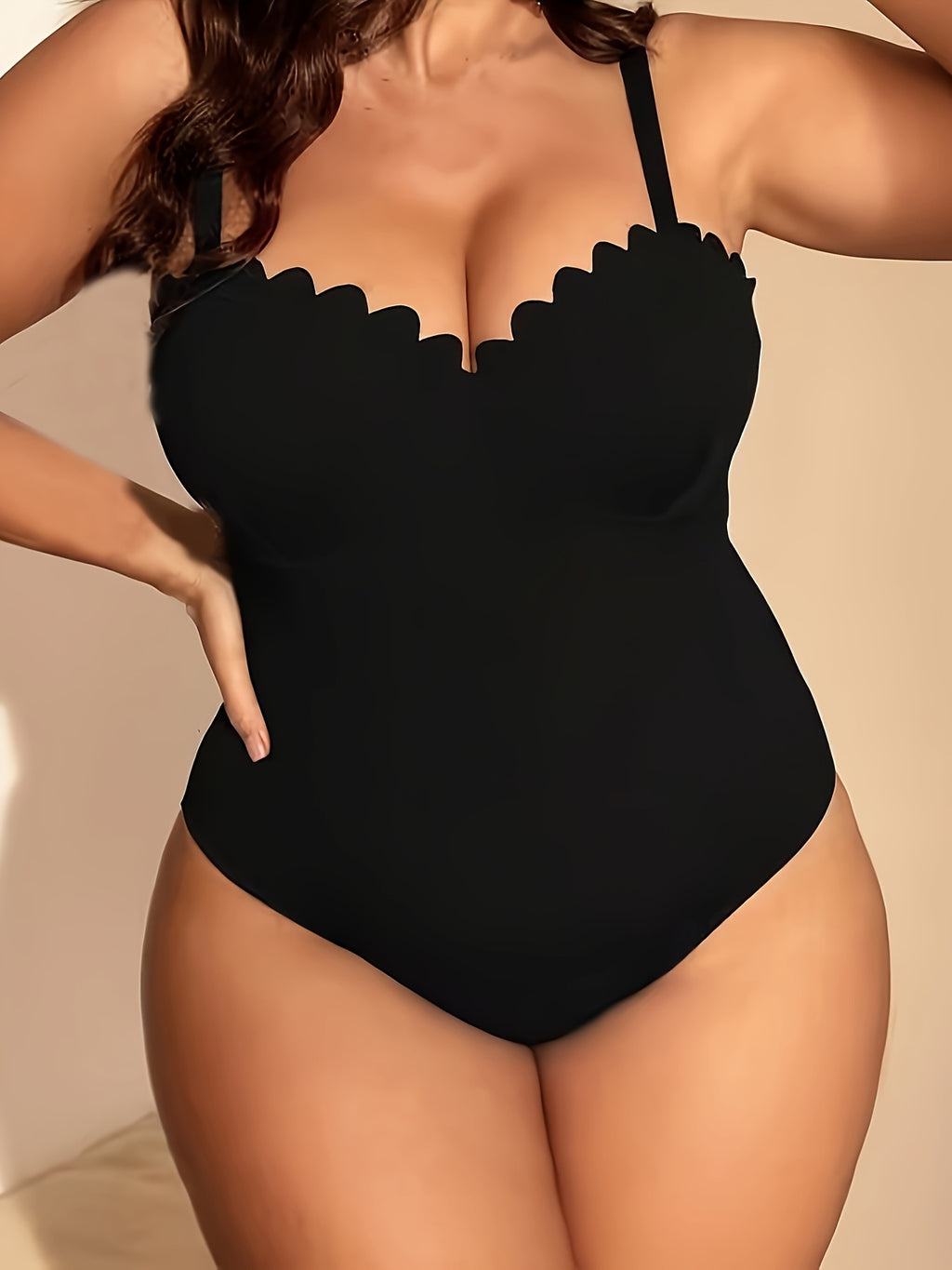 Maillot 1 pièce grande taille — Noir à encolure festonnée