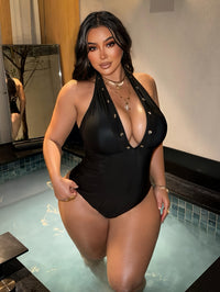 Maillot noir grande taille — Rangée d'œillets métalliques