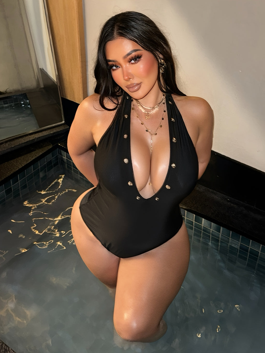 Maillot noir grande taille — Rangée d'œillets métalliques