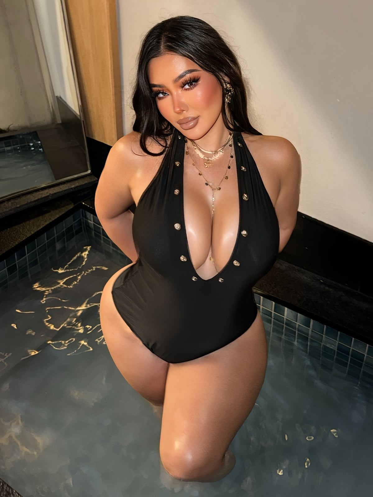 Maillot noir grande taille — Rangée d'œillets métalliques