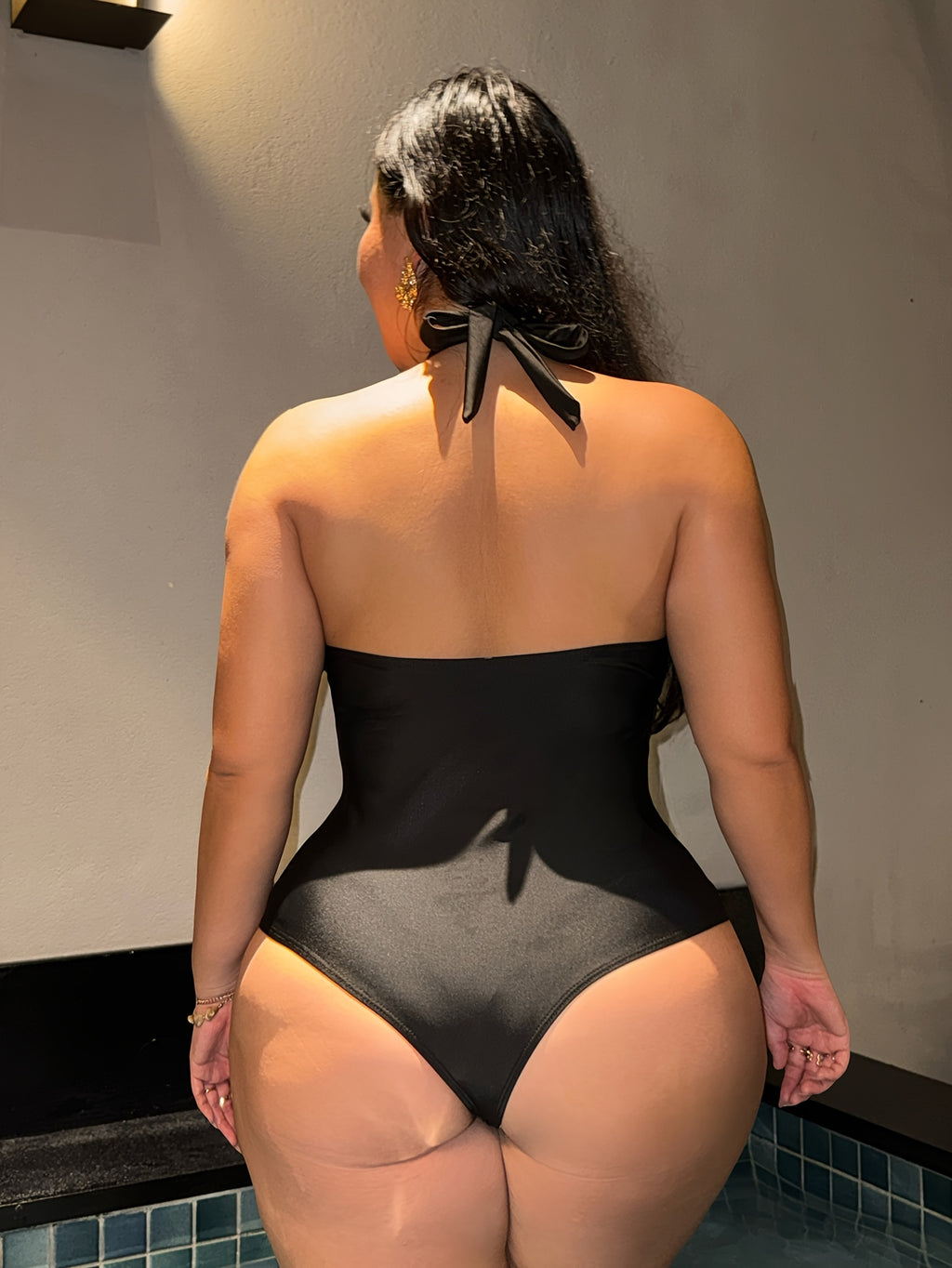 Maillot noir grande taille — Rangée d'œillets métalliques