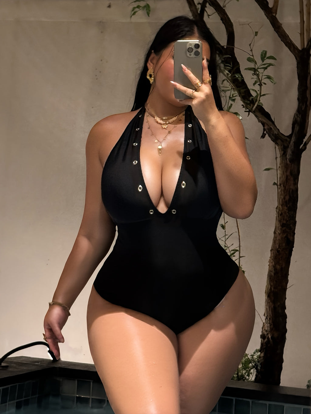 Maillot noir grande taille — Rangée d'œillets métalliques