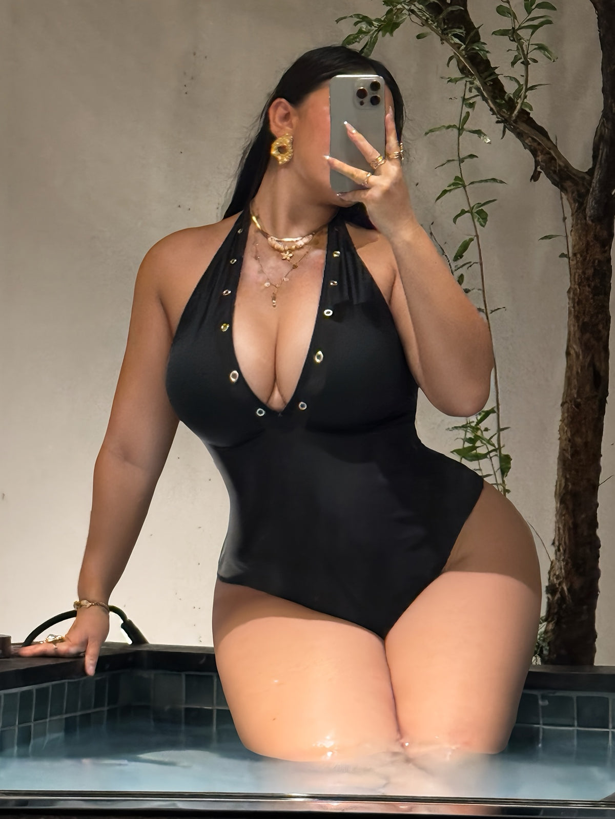 Maillot noir grande taille — Rangée d'œillets métalliques