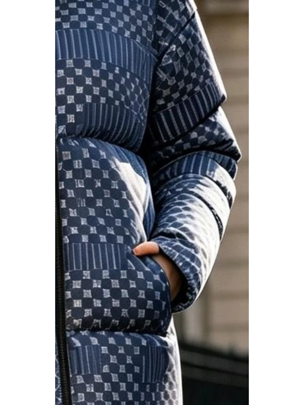 Manteau grande taille, coupe ample, capuche, fermeture zippée, tissu opaque