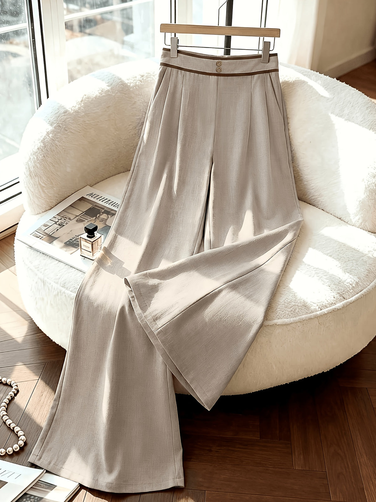 Pantalon beige grande taille — Liseré brun et plis larges