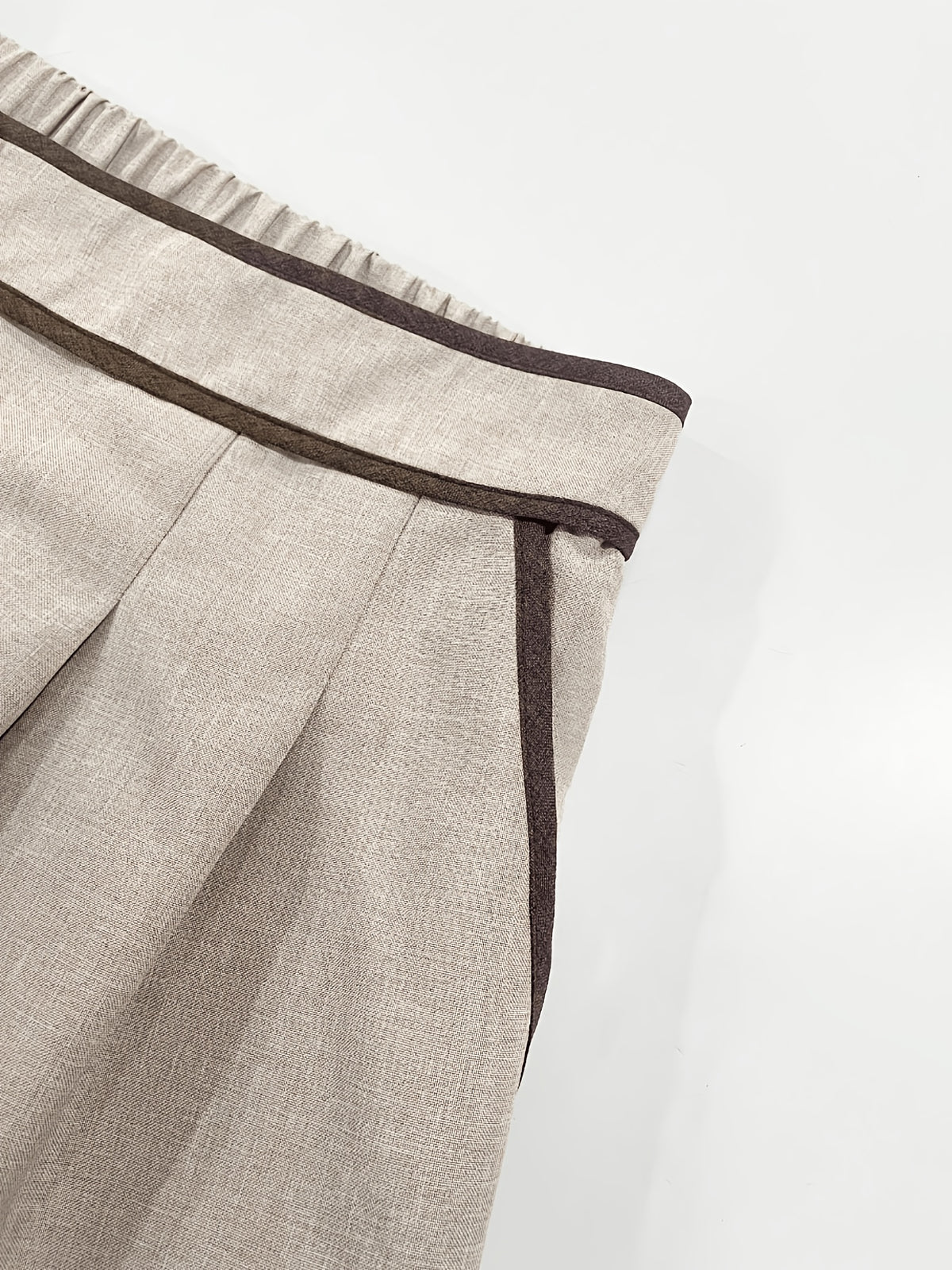 Pantalon beige grande taille — Liseré brun et plis larges