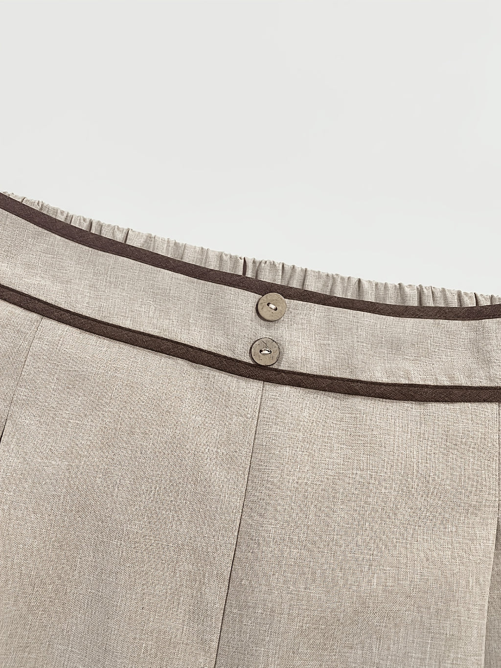 Pantalon beige grande taille — Liseré brun et plis larges