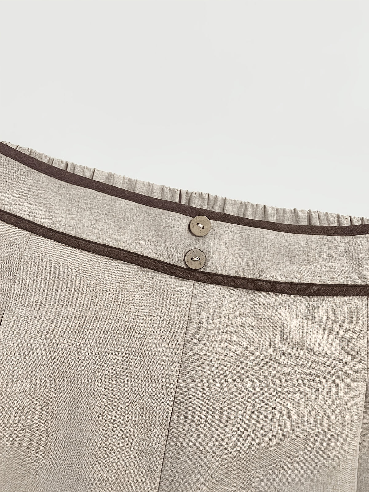 Pantalon beige grande taille — Liseré brun et plis larges
