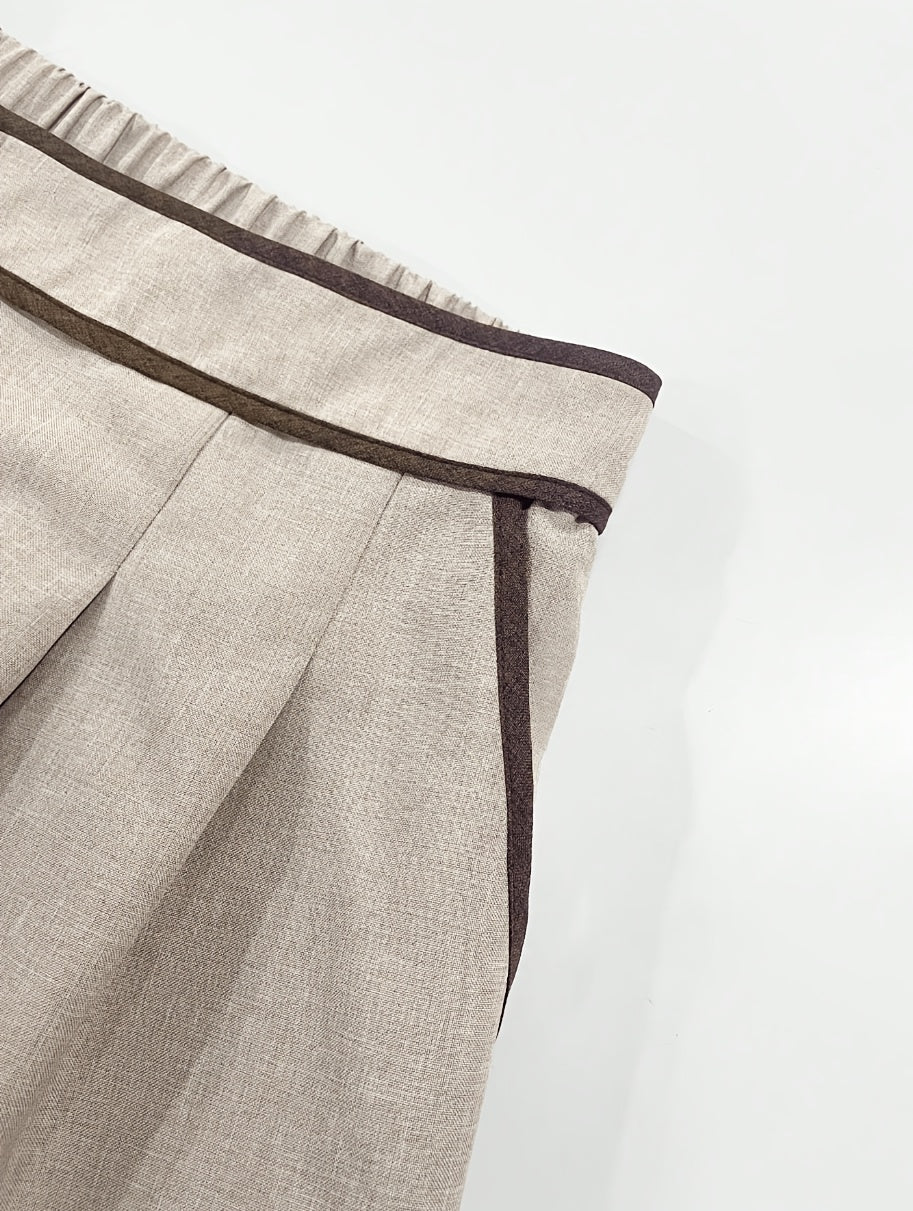 Pantalon beige grande taille — Liseré brun et plis larges