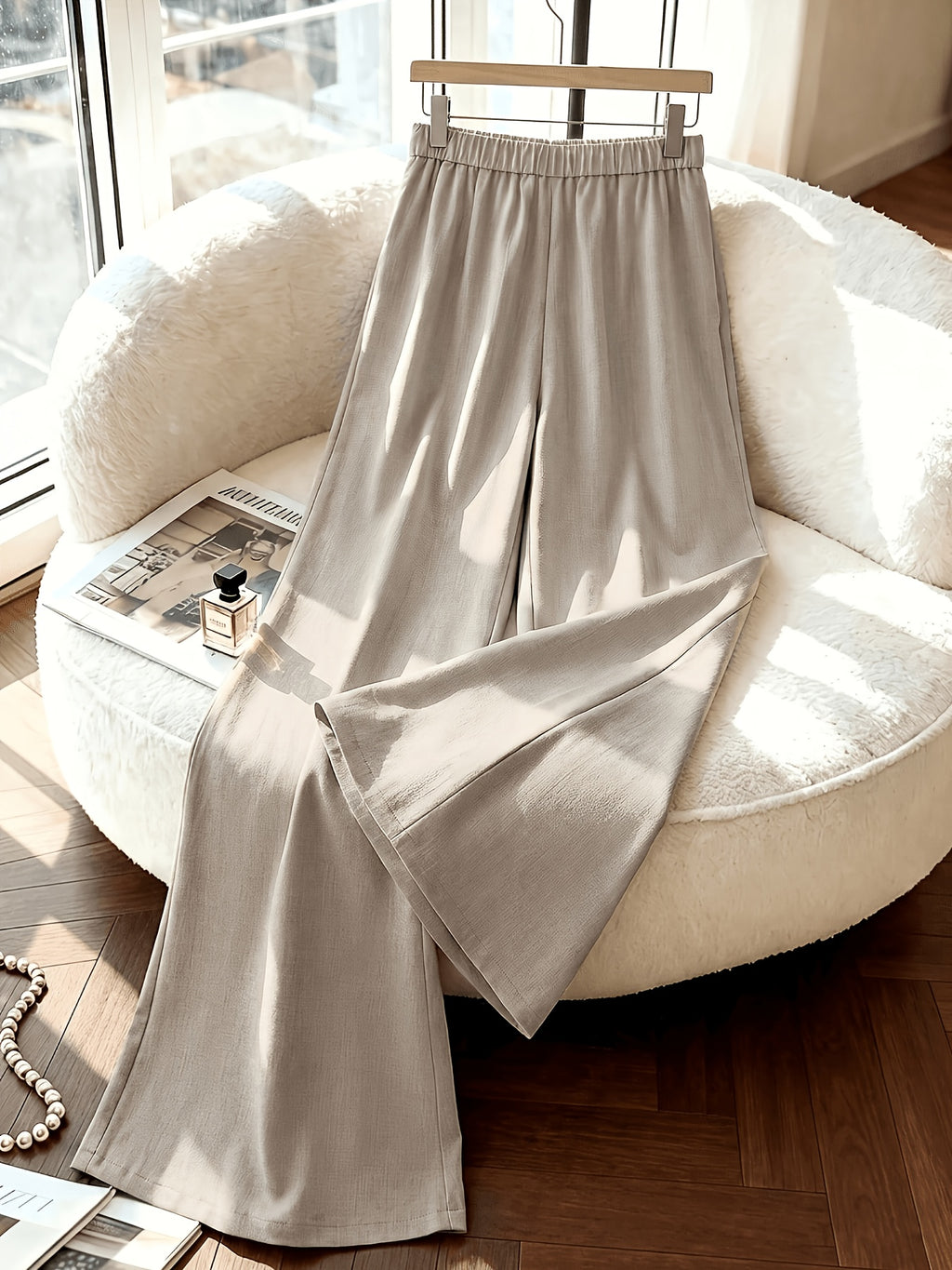 Pantalon beige grande taille — Liseré brun et plis larges