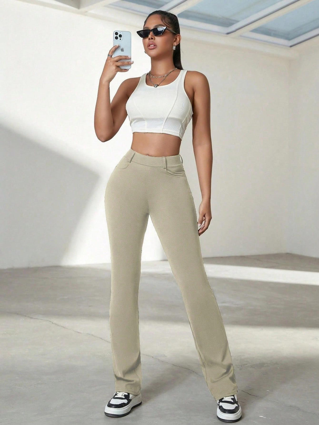 Pantalon beige grande taille — Maille extensible, jambe droite