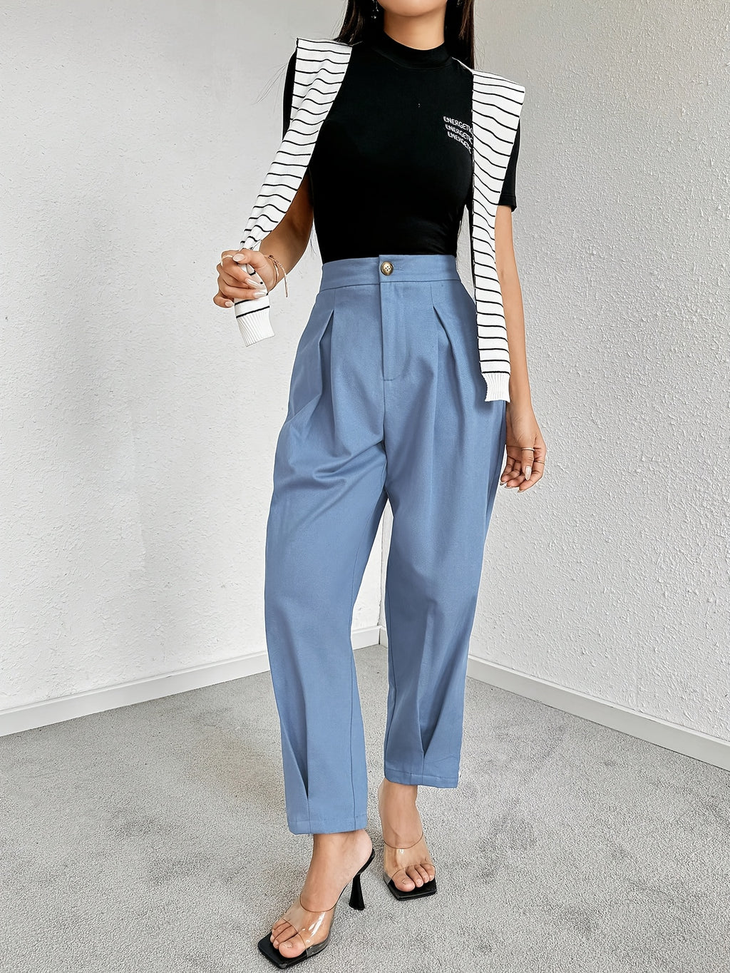 Pantalon carotte grande taille — Plis creux et bouton doré
