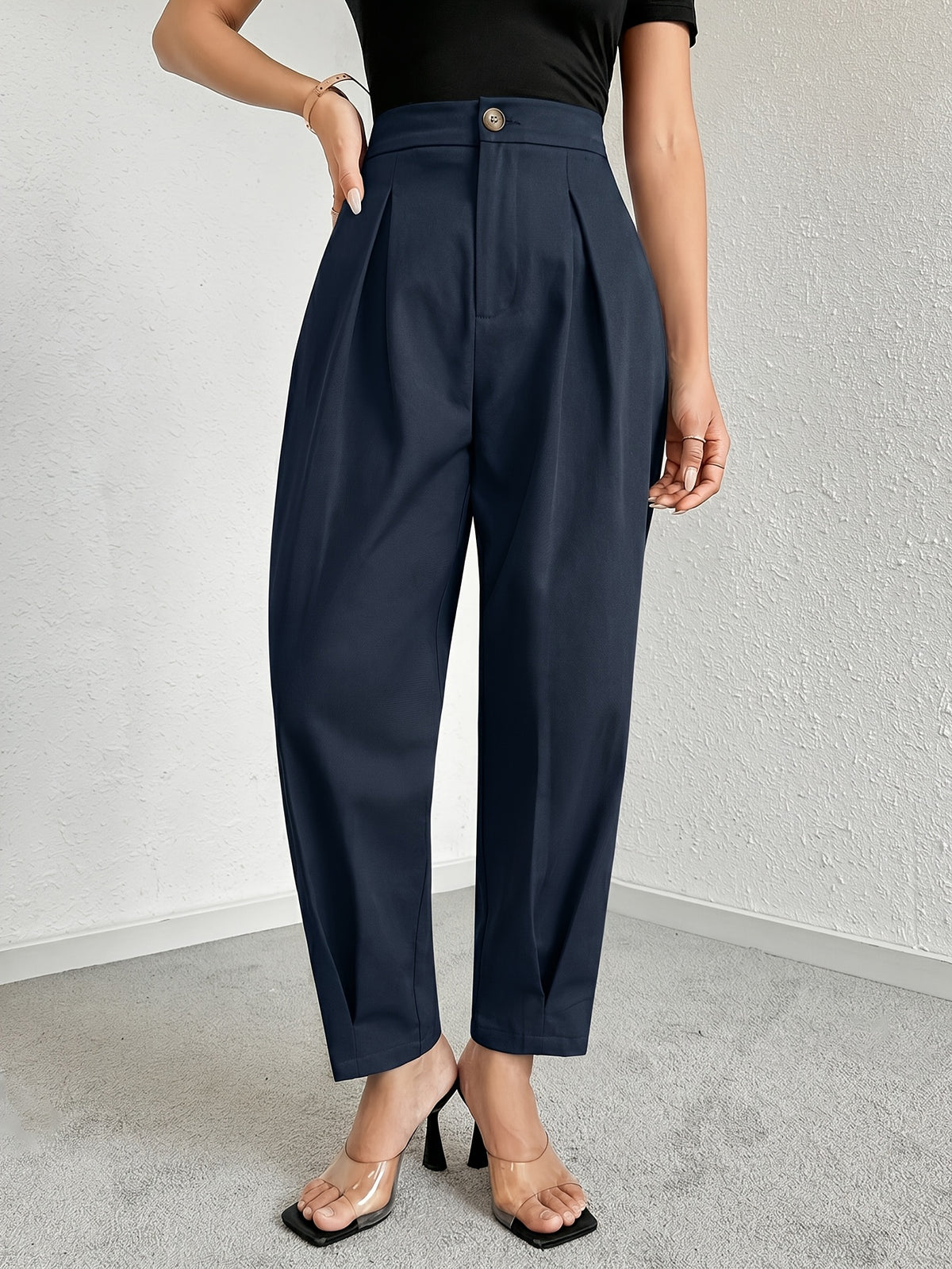 Pantalon carotte grande taille — Plis creux et bouton doré