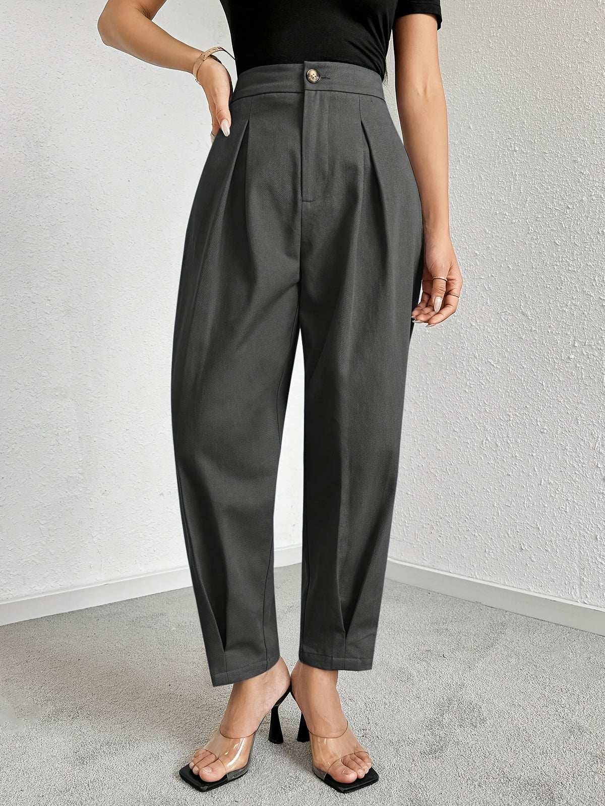 Pantalon carotte grande taille — Plis creux et bouton doré