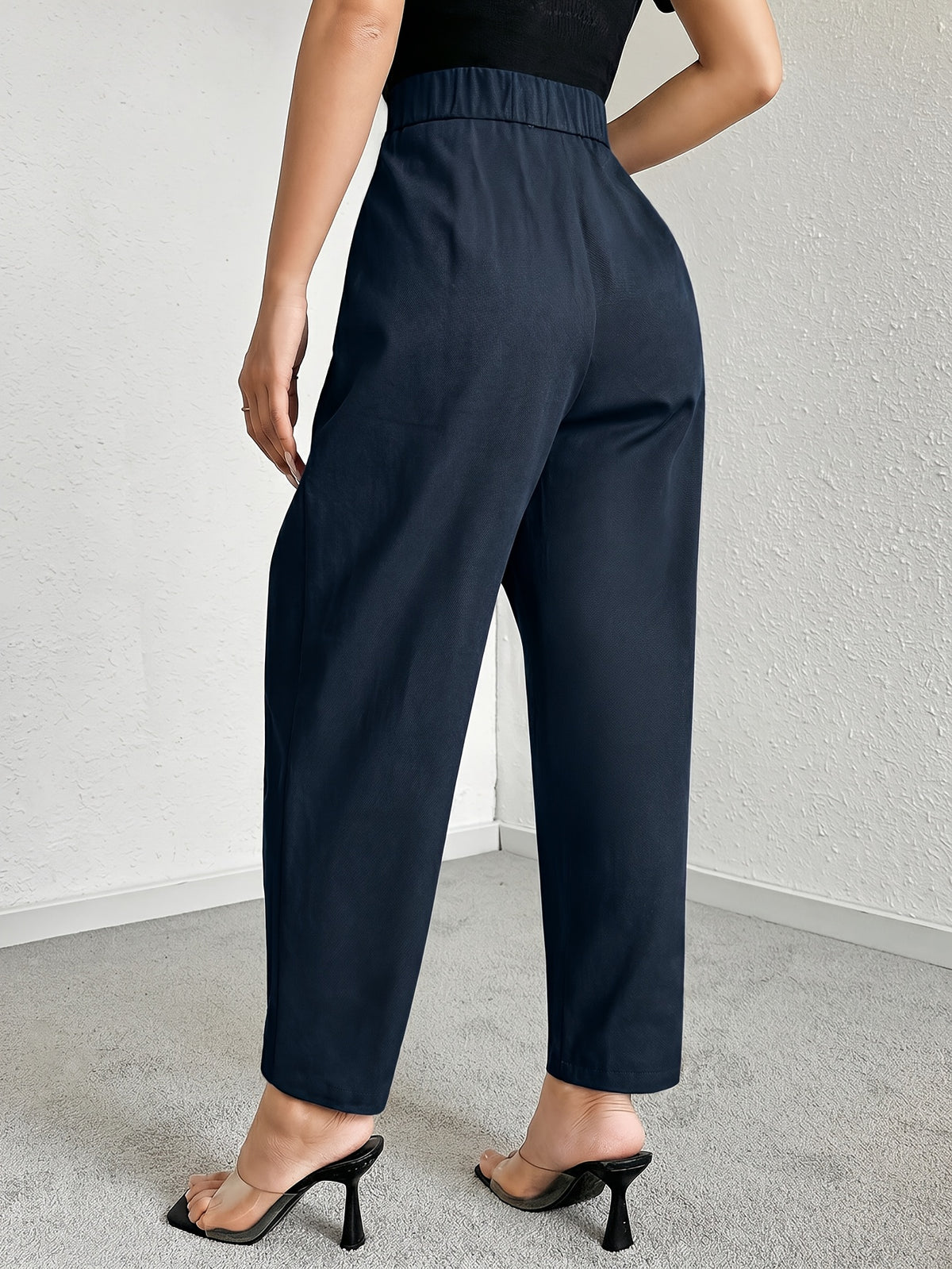 Pantalon carotte grande taille — Plis creux et bouton doré