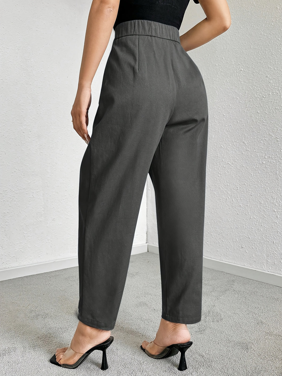 Pantalon carotte grande taille — Plis creux et bouton doré