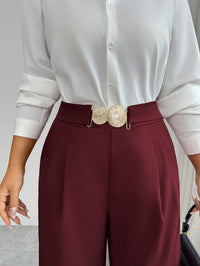 Pantalon chic grande taille — Bordeaux à revers et boucle dorée