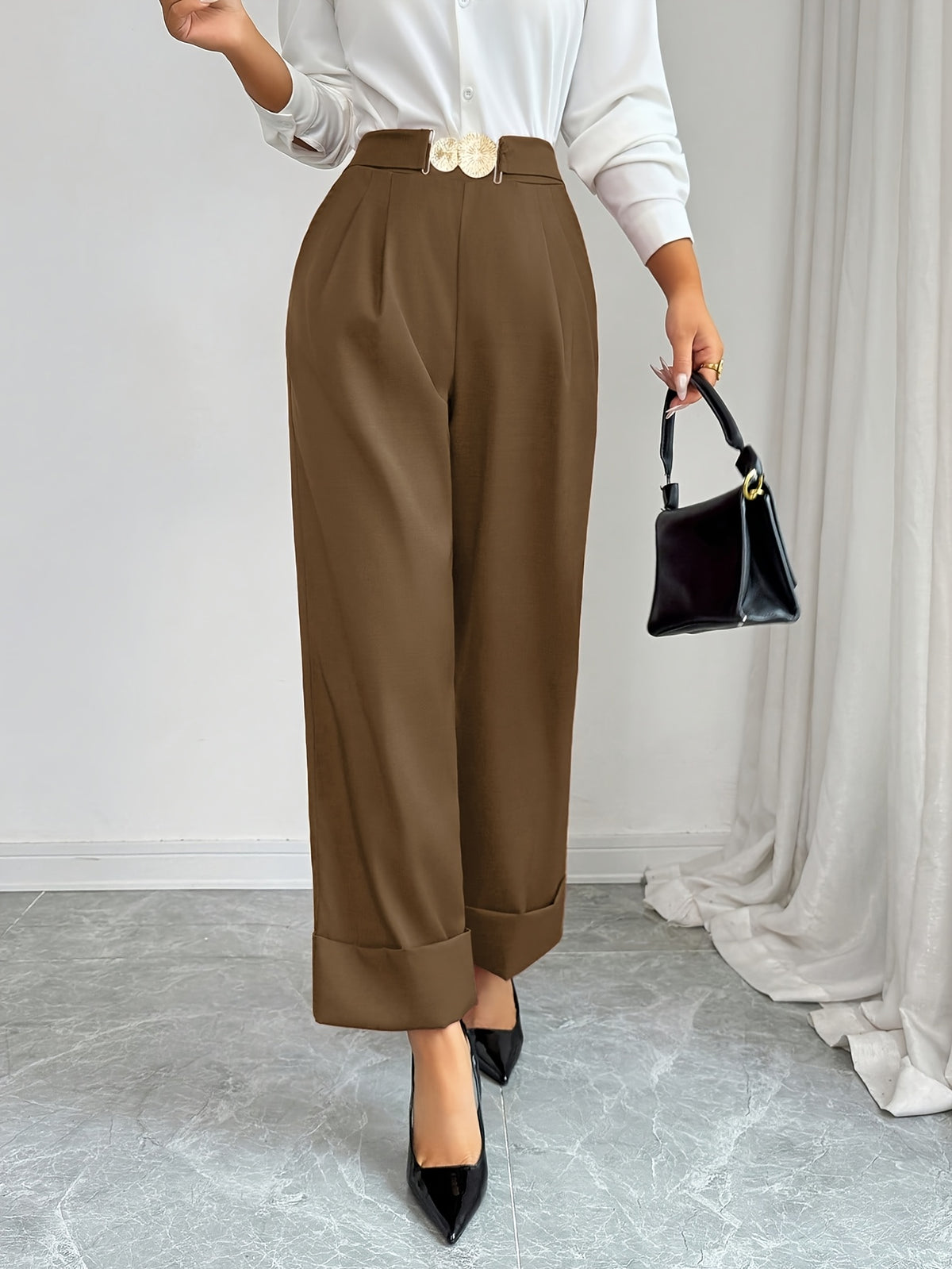 Pantalon chic grande taille — Bordeaux à revers et boucle dorée