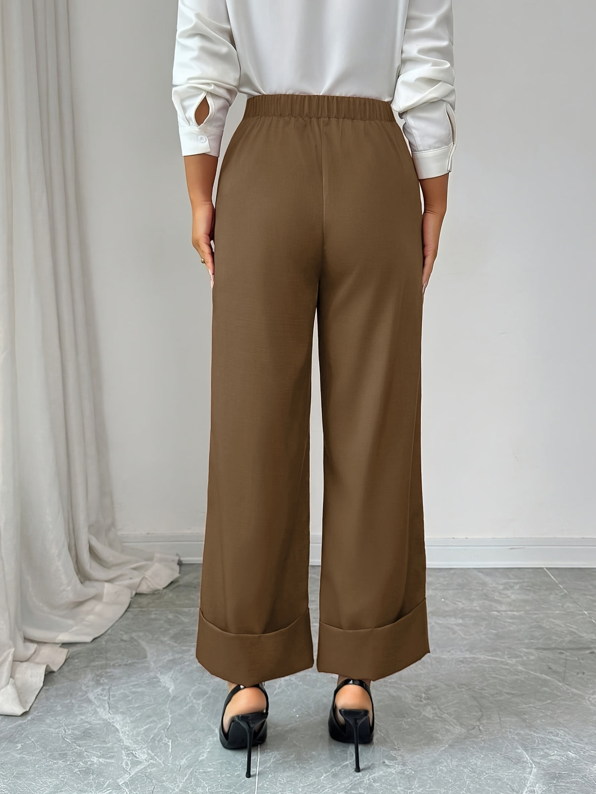 Pantalon chic grande taille — Bordeaux à revers et boucle dorée