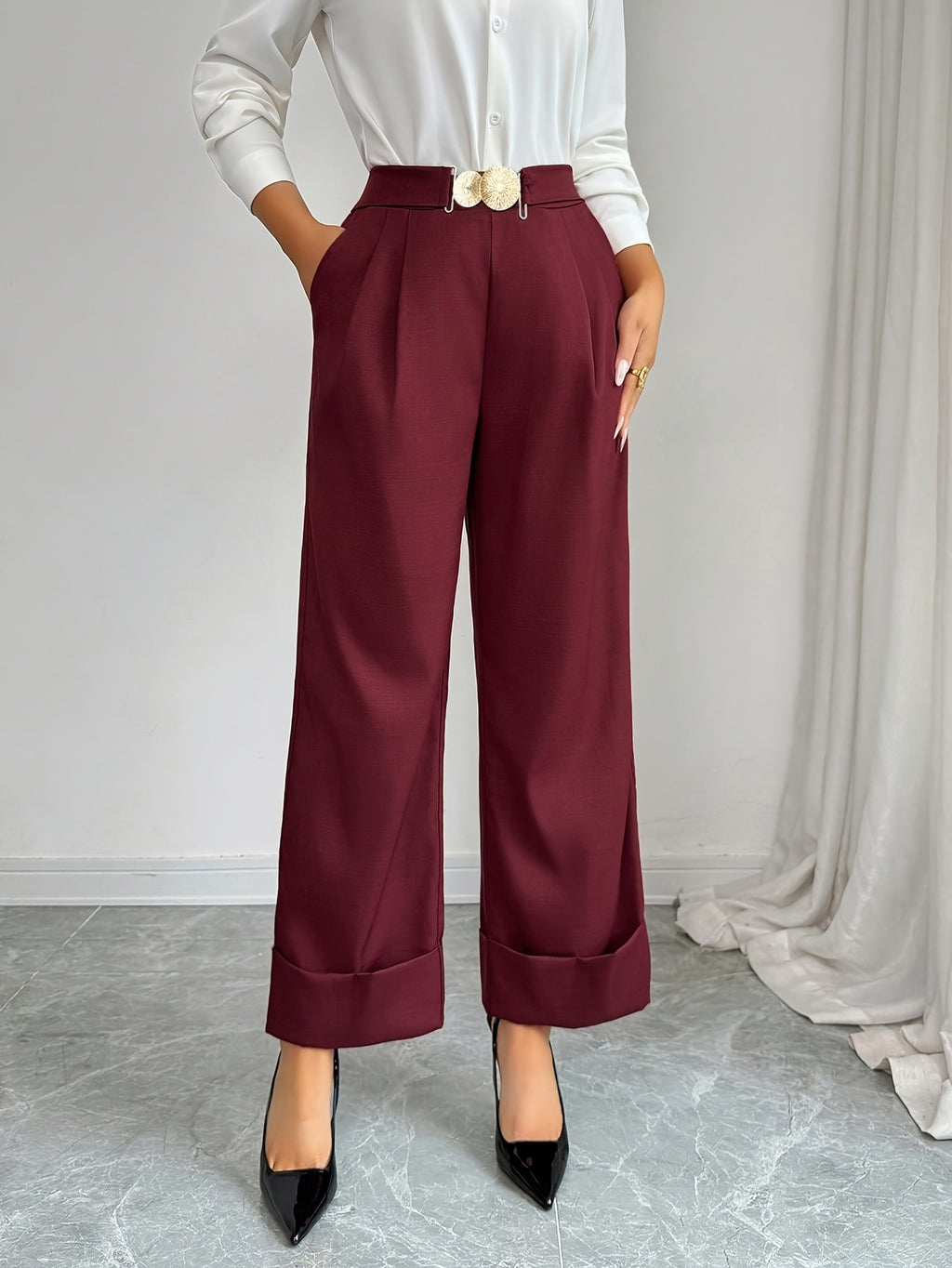 Pantalon chic grande taille — Bordeaux à revers et boucle dorée