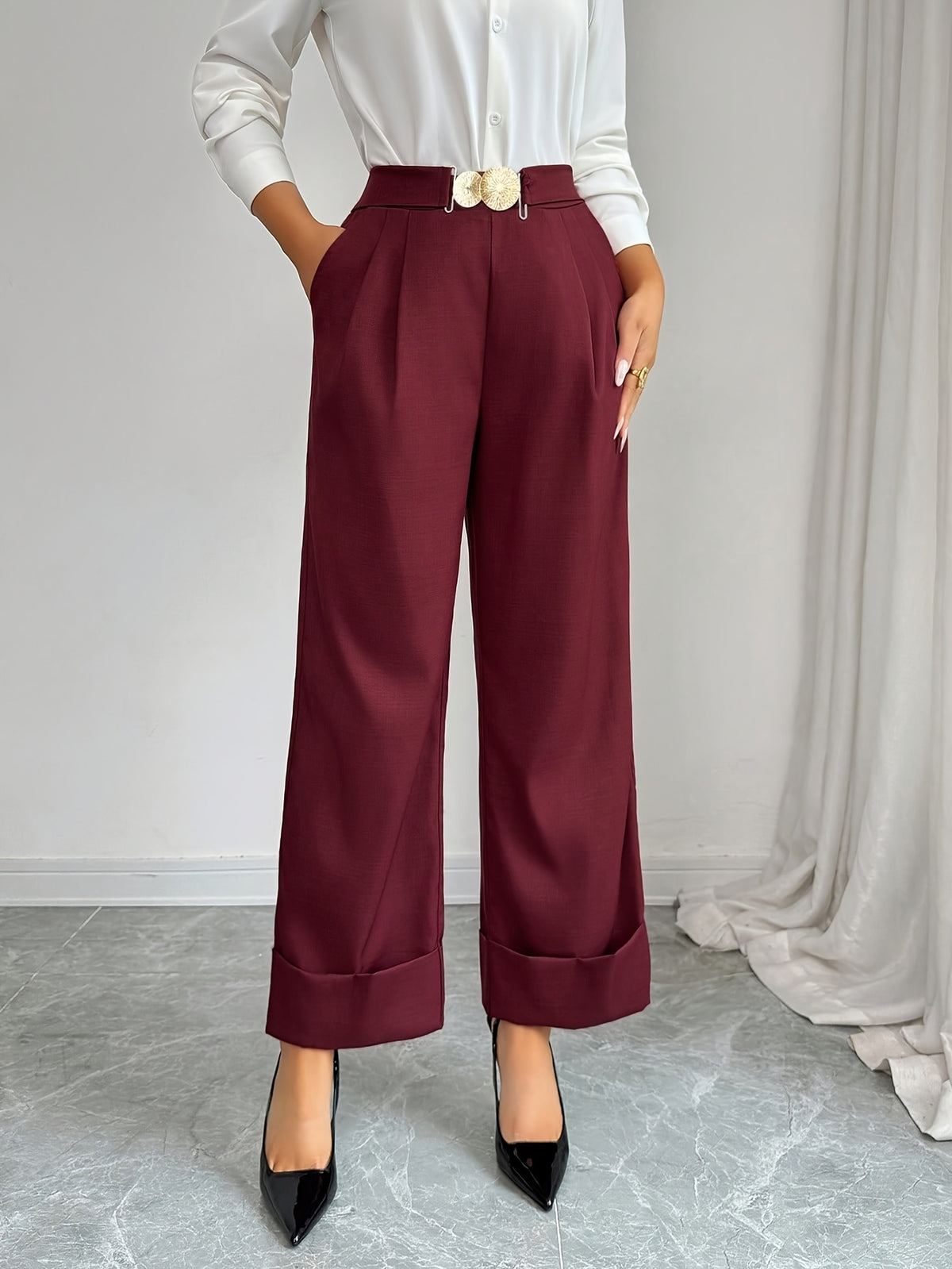 Pantalon chic grande taille — Bordeaux à revers et boucle dorée