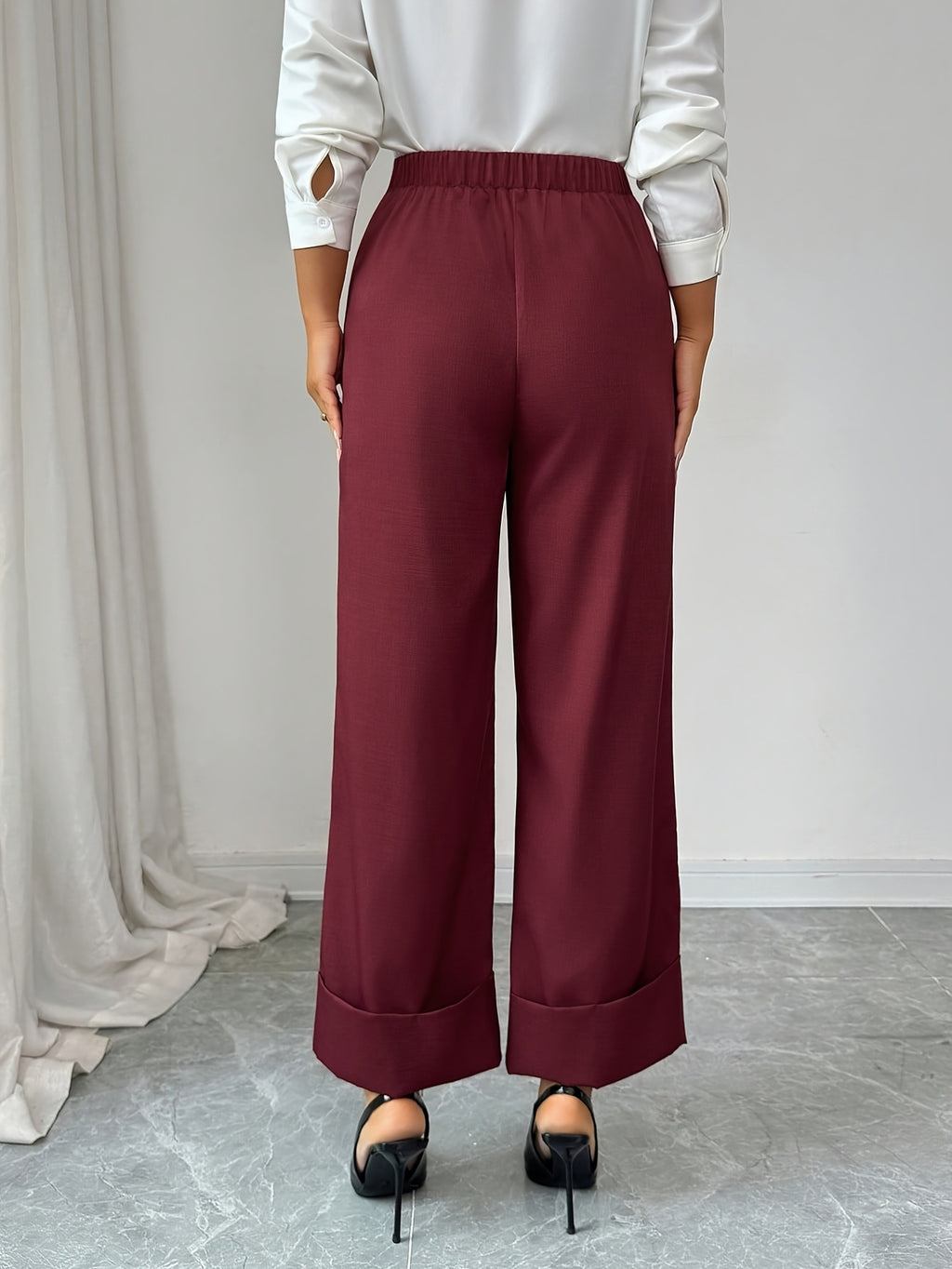 Pantalon chic grande taille — Bordeaux à revers et boucle dorée