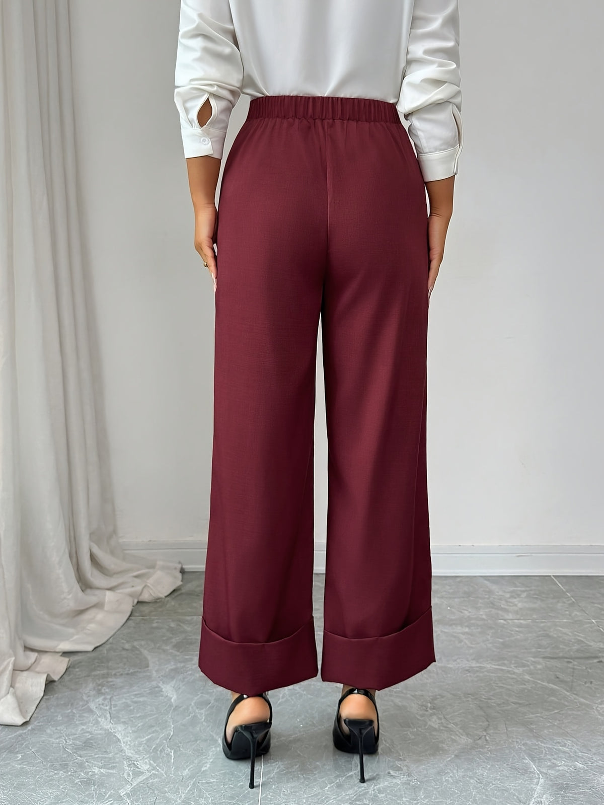 Pantalon chic grande taille — Bordeaux à revers et boucle dorée