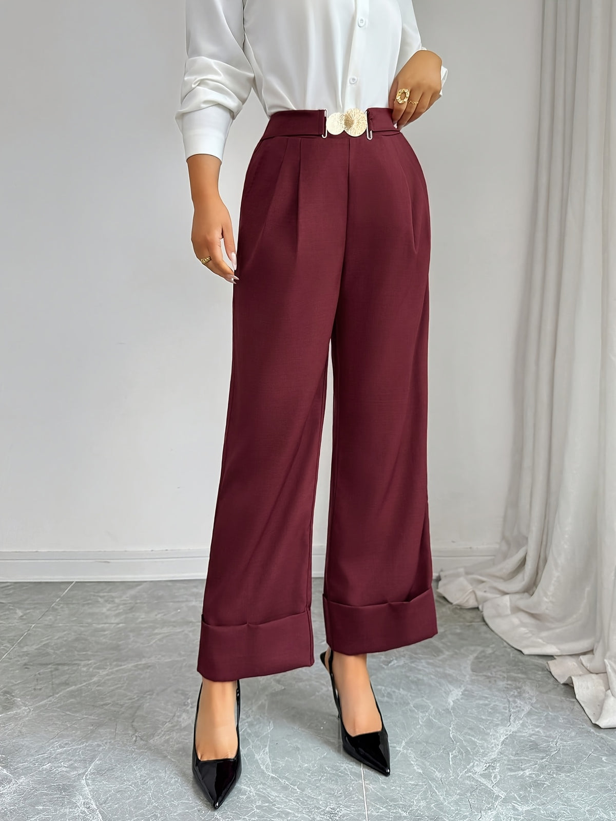 Pantalon chic grande taille — Bordeaux à revers et boucle dorée
