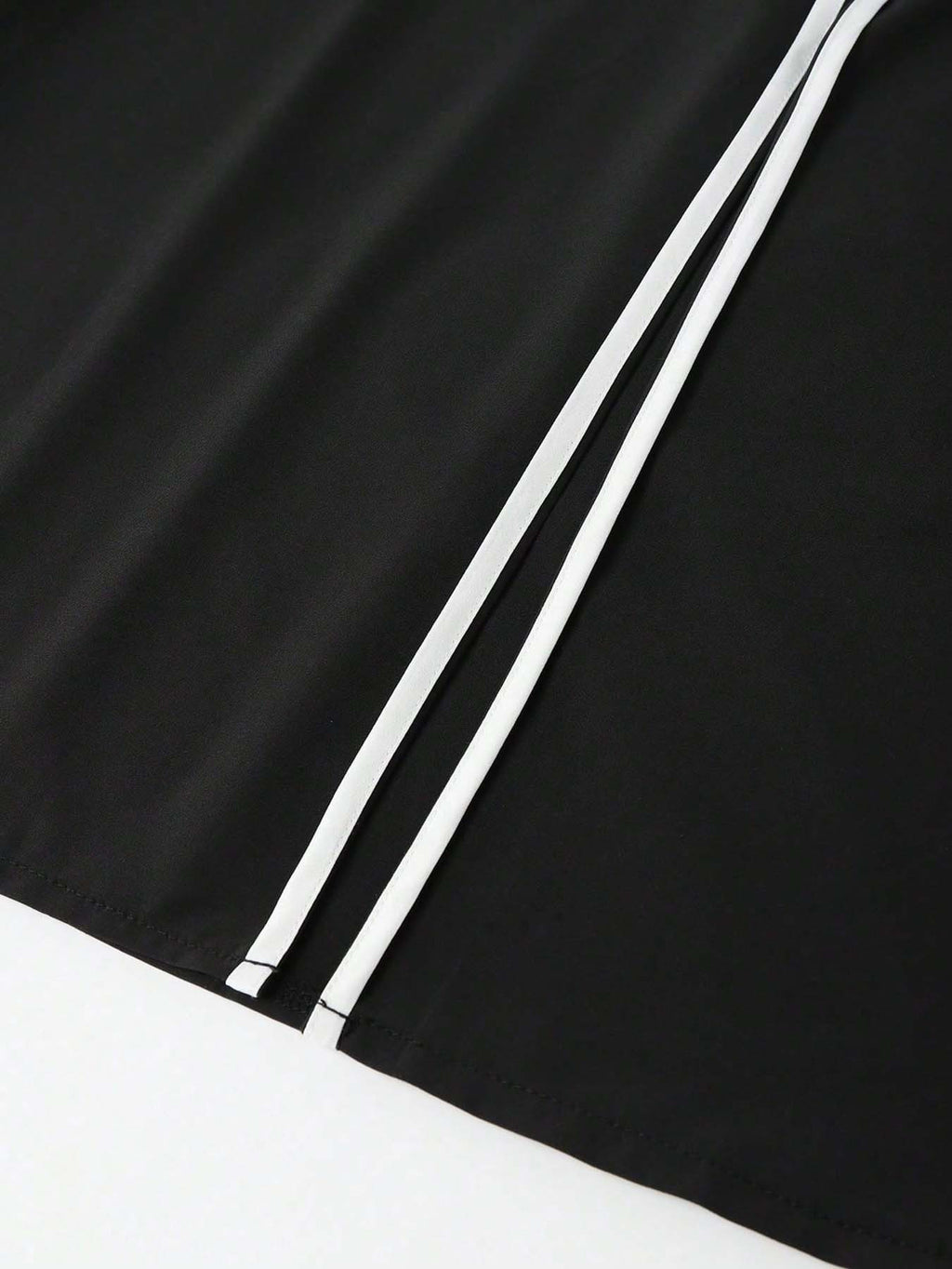 Pantalon noir grande taille — Double filet blanc et fente