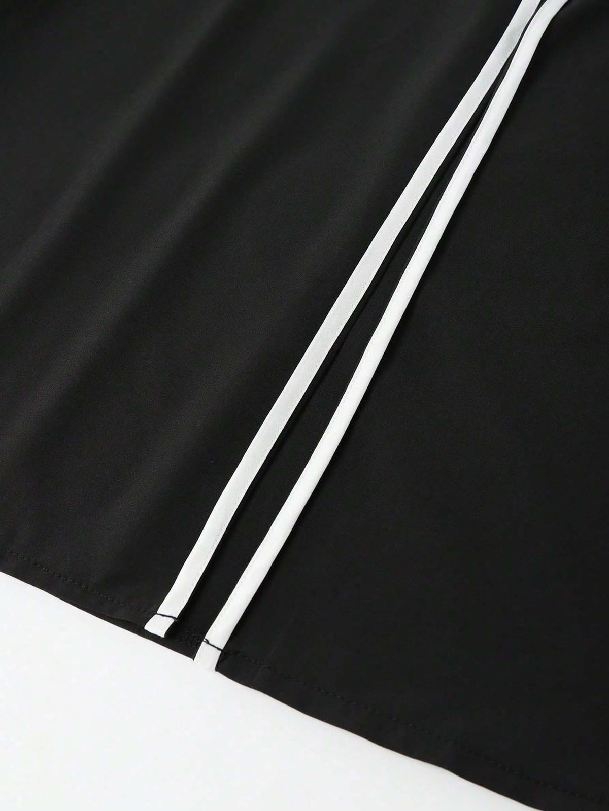Pantalon noir grande taille — Double filet blanc et fente