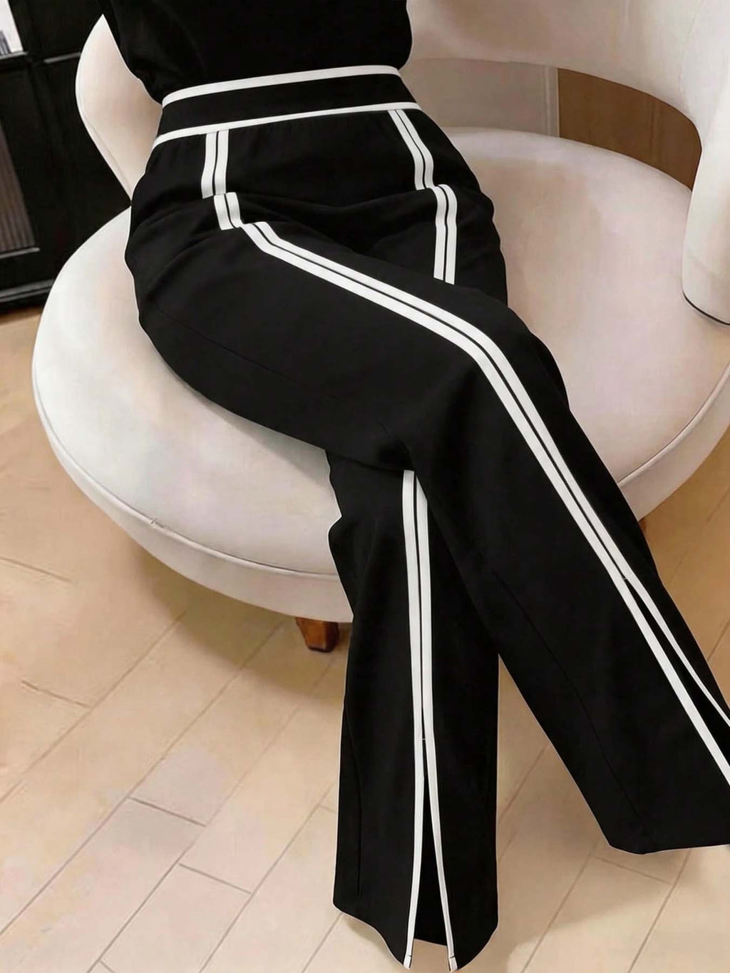 Pantalon noir grande taille — Double filet blanc et fente