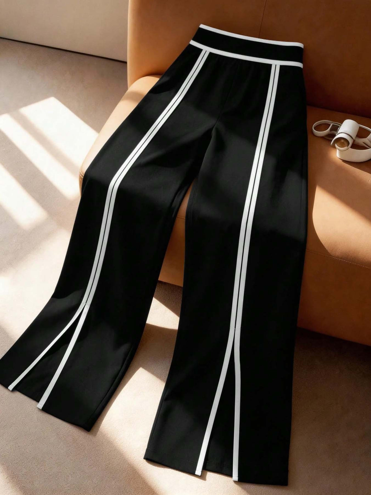 Pantalon noir grande taille — Double filet blanc et fente