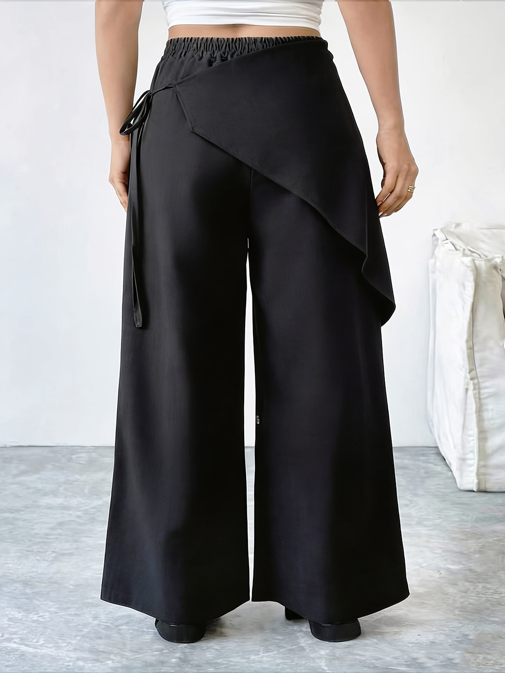 Pantalon noir grande taille — Pan drapé croisé sur le devant