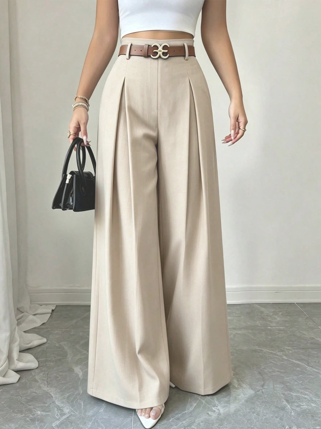 Pantalon palazzo grande taille — Beige clair et plis profonds