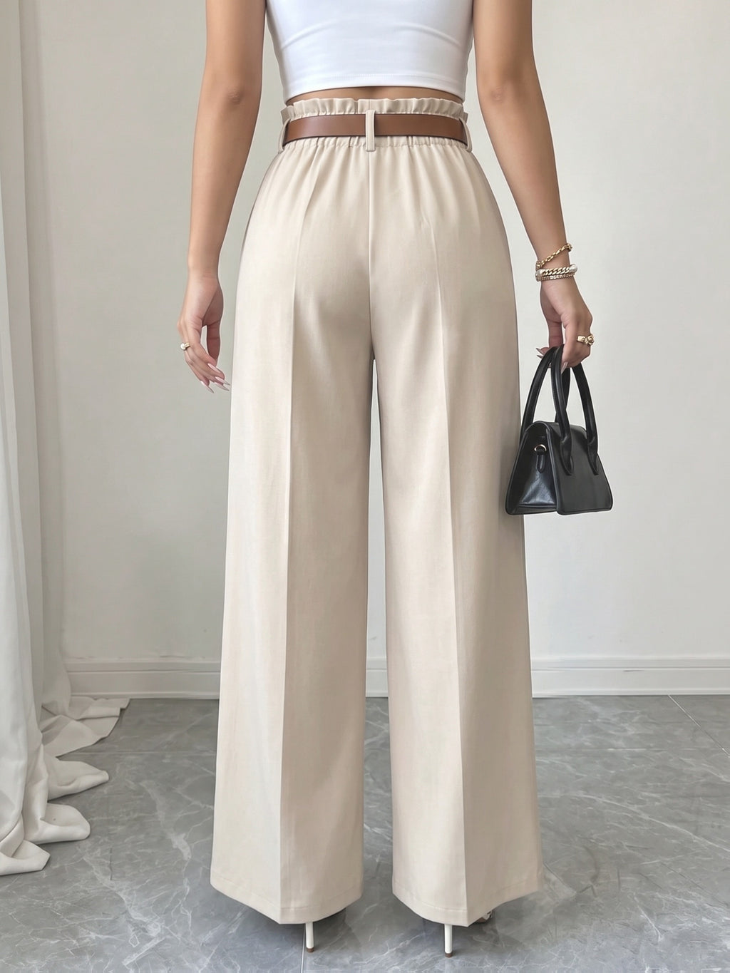 Pantalon palazzo grande taille — Beige clair et plis profonds