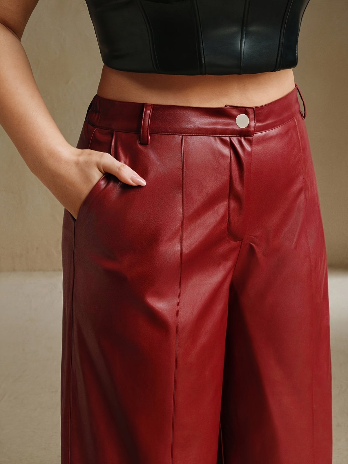 Pantalon simili cuir rouge grande taille — Jambes très larges