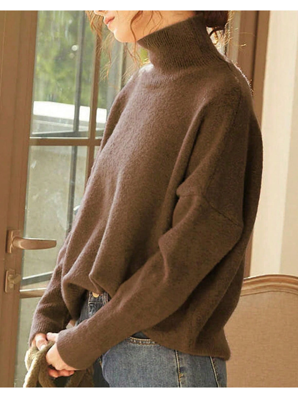 Pull grande taille, col roulé, maille côtelée, toucher moelleux, vue de profil