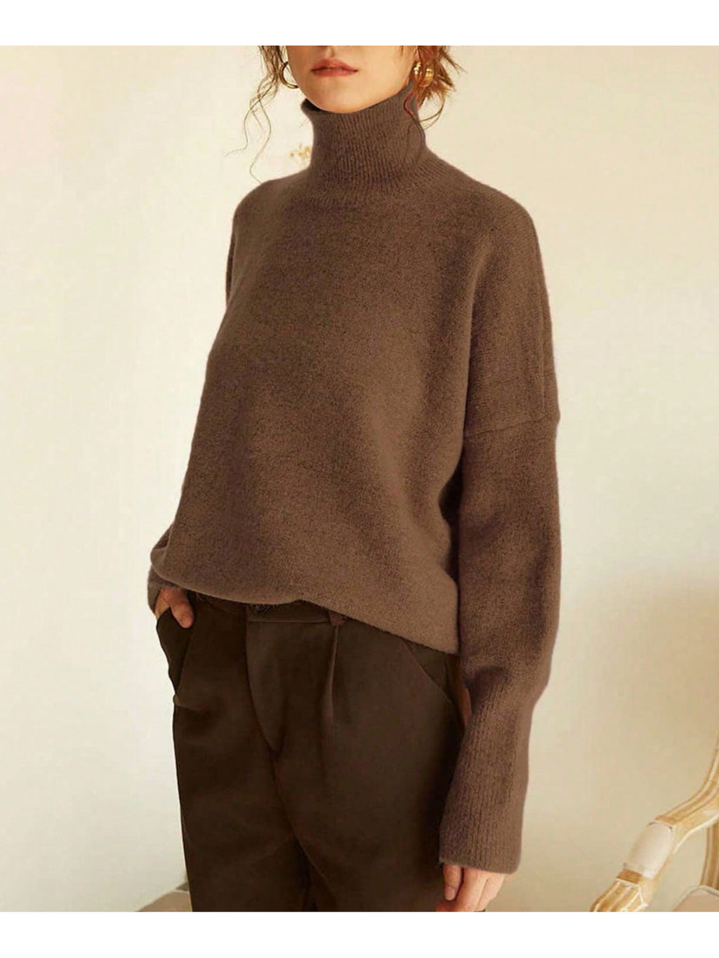 Pull grande taille, col roulé, maille côtelée, toucher moelleux, gros plan