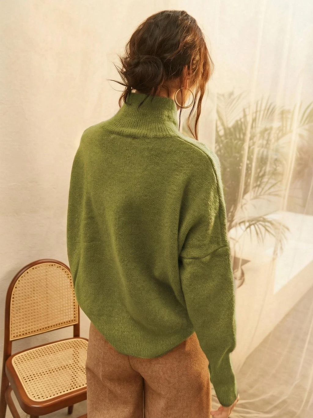 Pull grande taille, col roulé, maille côtelée, toucher moelleux, mise en situation
