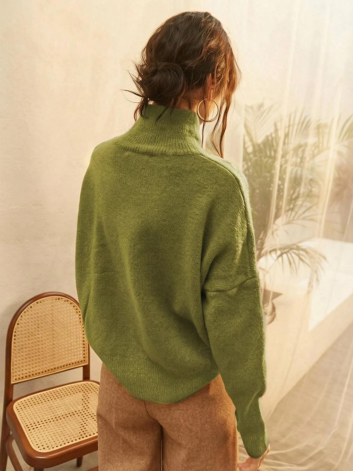 Pull grande taille, col roulé, maille côtelée, toucher moelleux, mise en situation