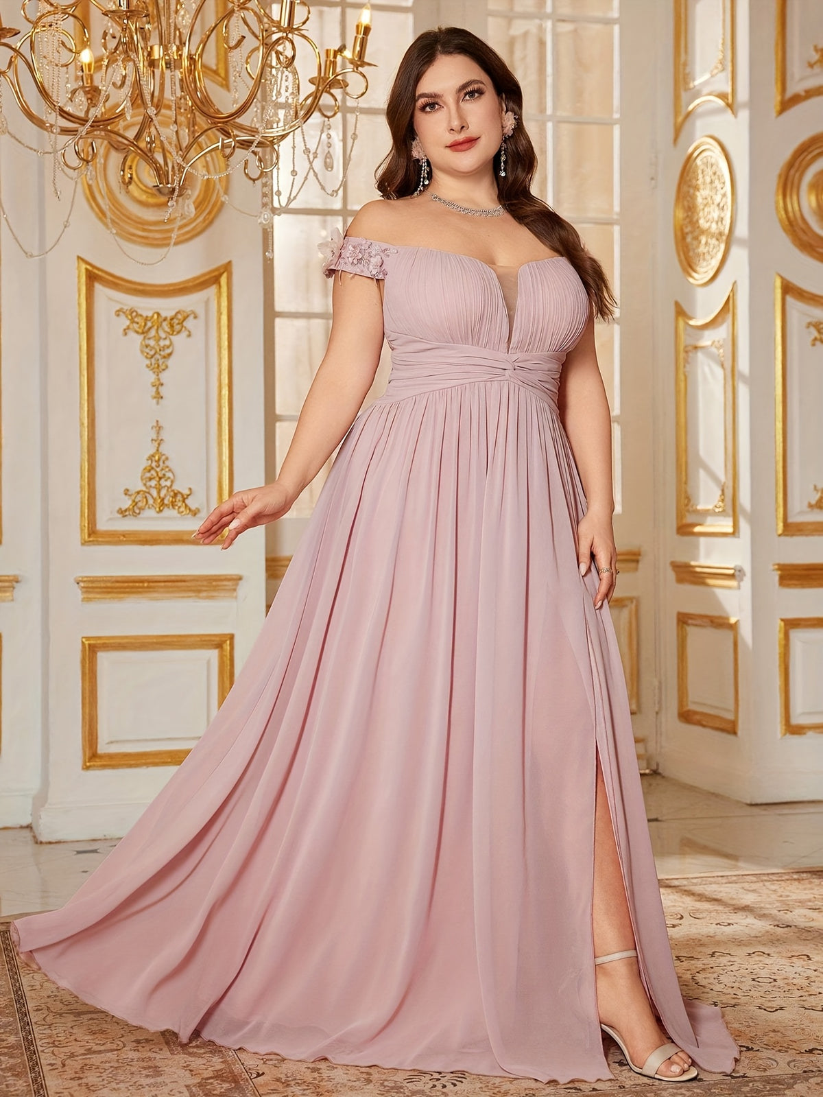Robe de bal grande taille — Mancherons fleuris et perlés