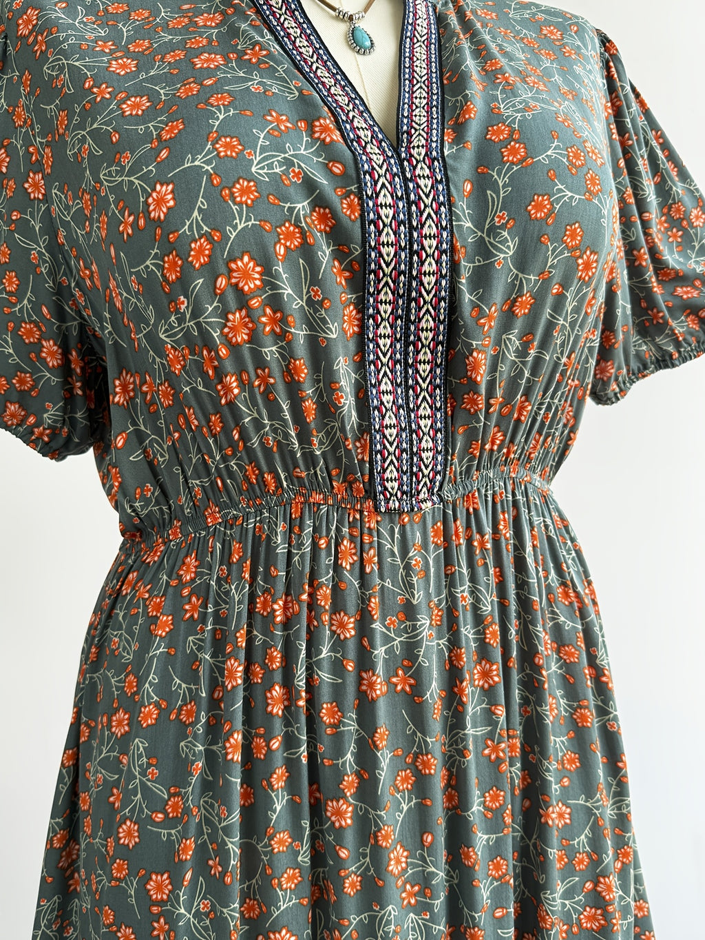 Robe longue bohème grande taille — Vert profond et galon tissé