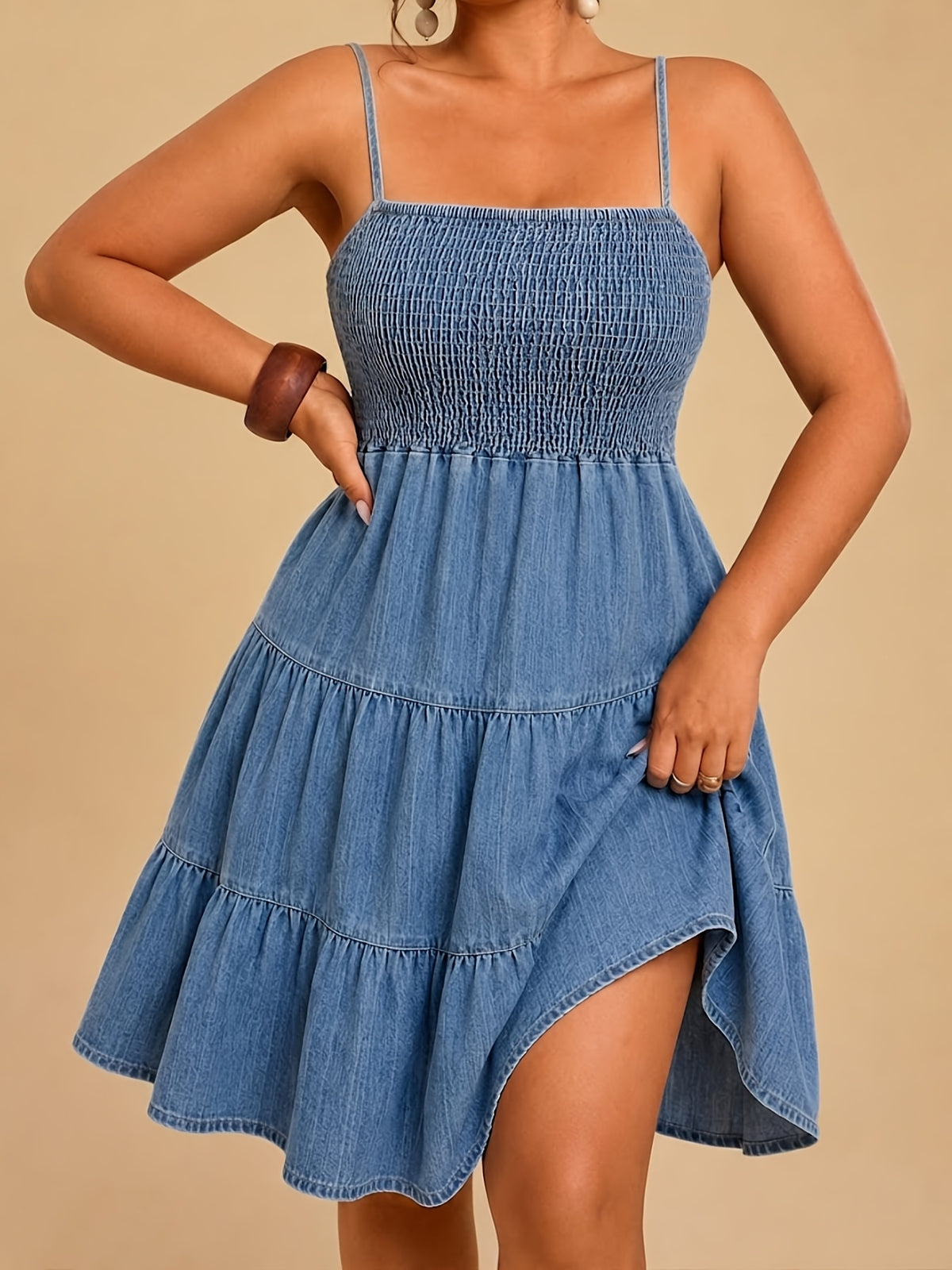 Robe à bretelles grande taille, jean léger et buste smocké