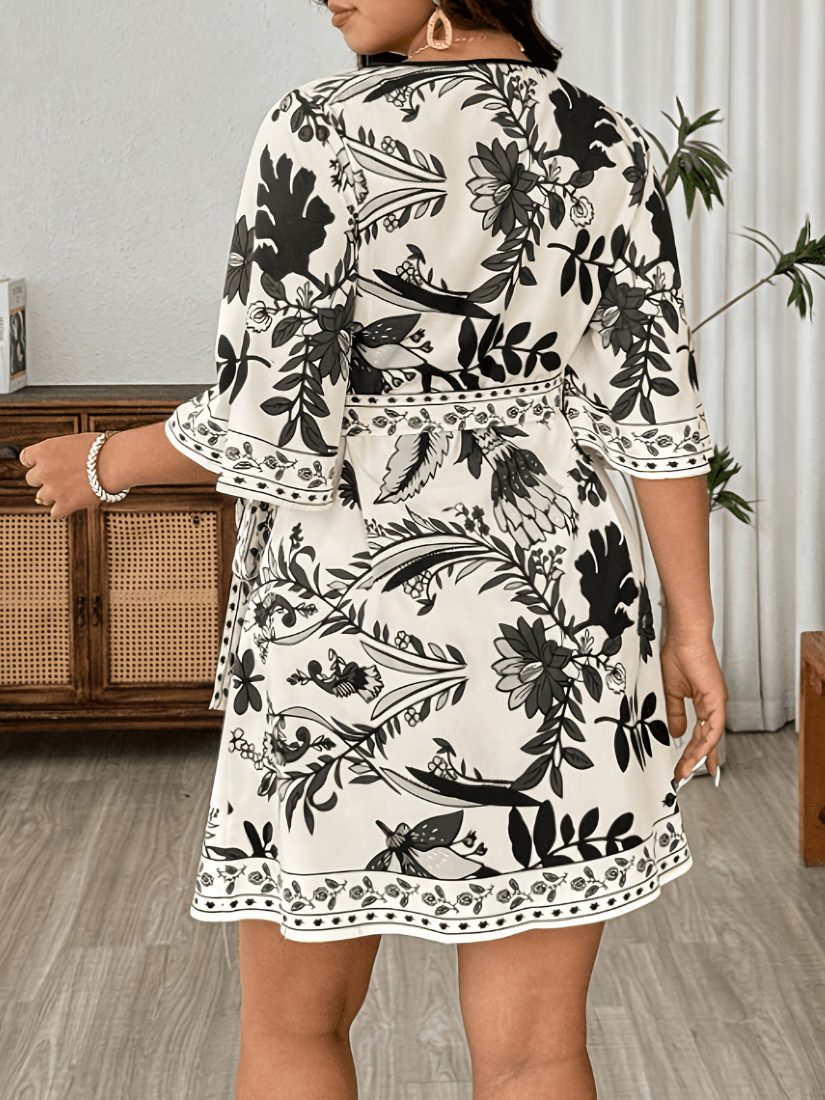 Robe cache-cœur grande taille — Folklore noir et lien latéral