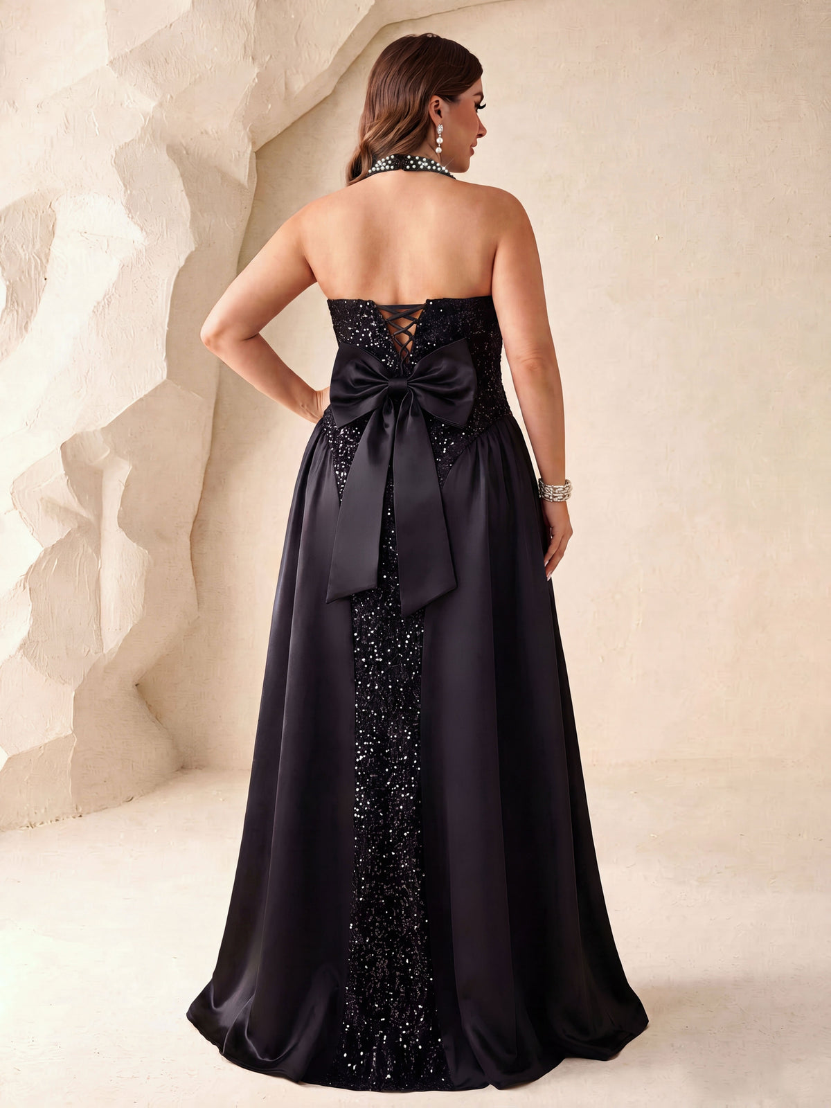 Robe de cérémonie grande taille — Perles et surjupe satin