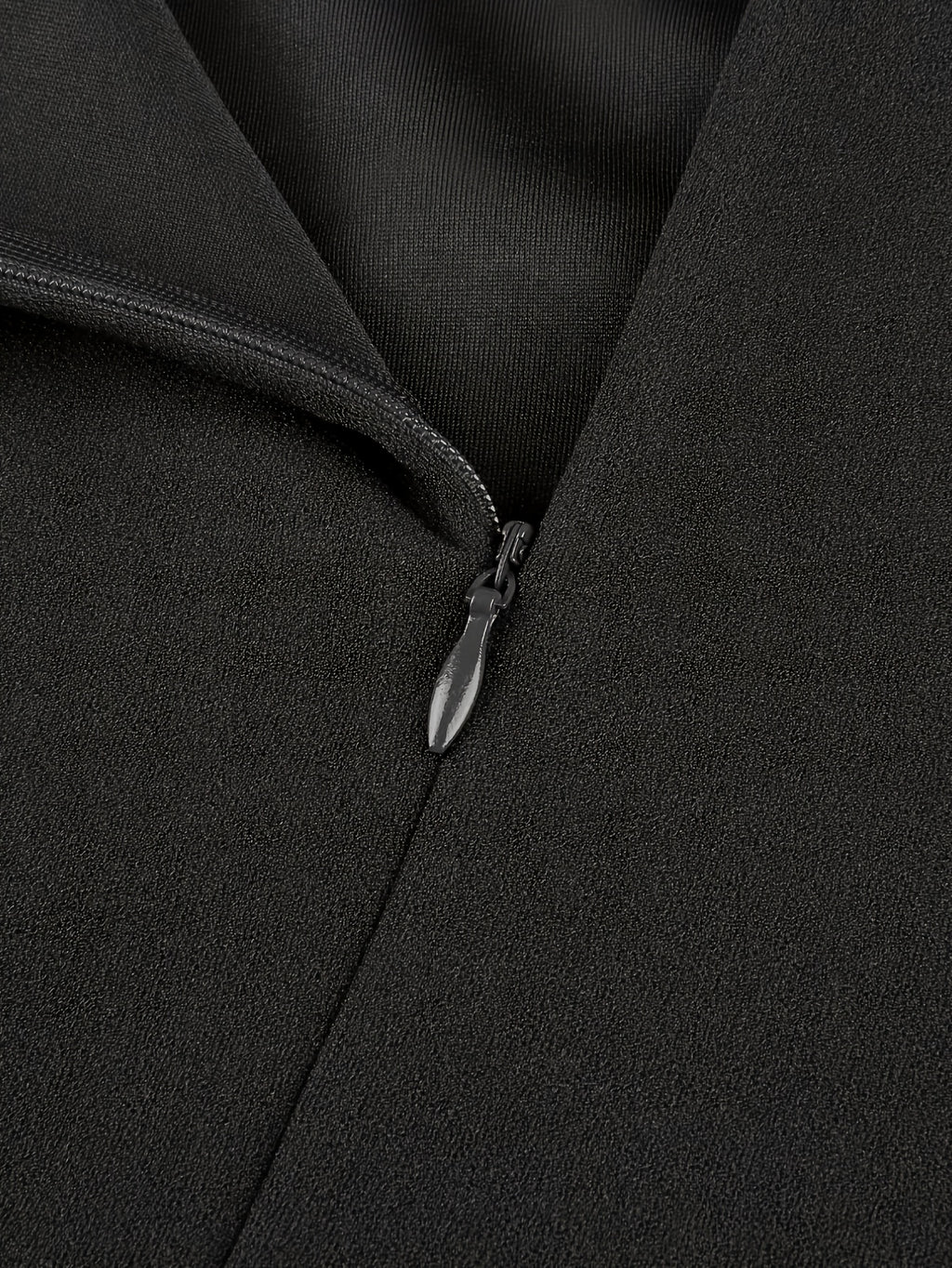 Robe cocktail grande taille — Manches dentelle et jupe évasée